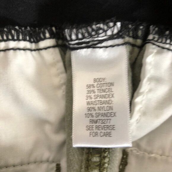 Aglow size 6 maternity green khaki shorts full panel - Picture 3 of 4